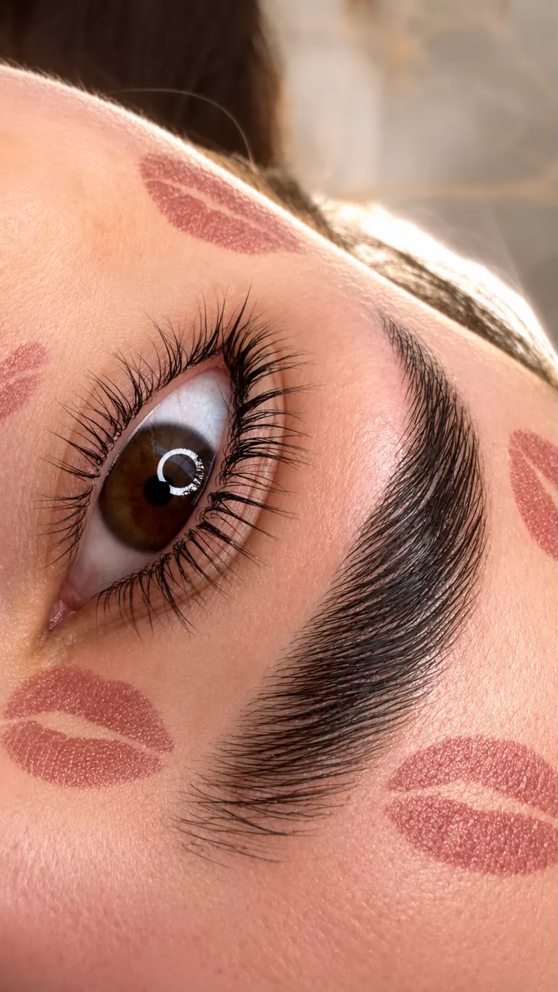 Wimpern- und Brauenlifting — geschwungene Wimpern und definierte Braue in Nahaufnahme bei Beauty by Alina Blum Baden-Baden