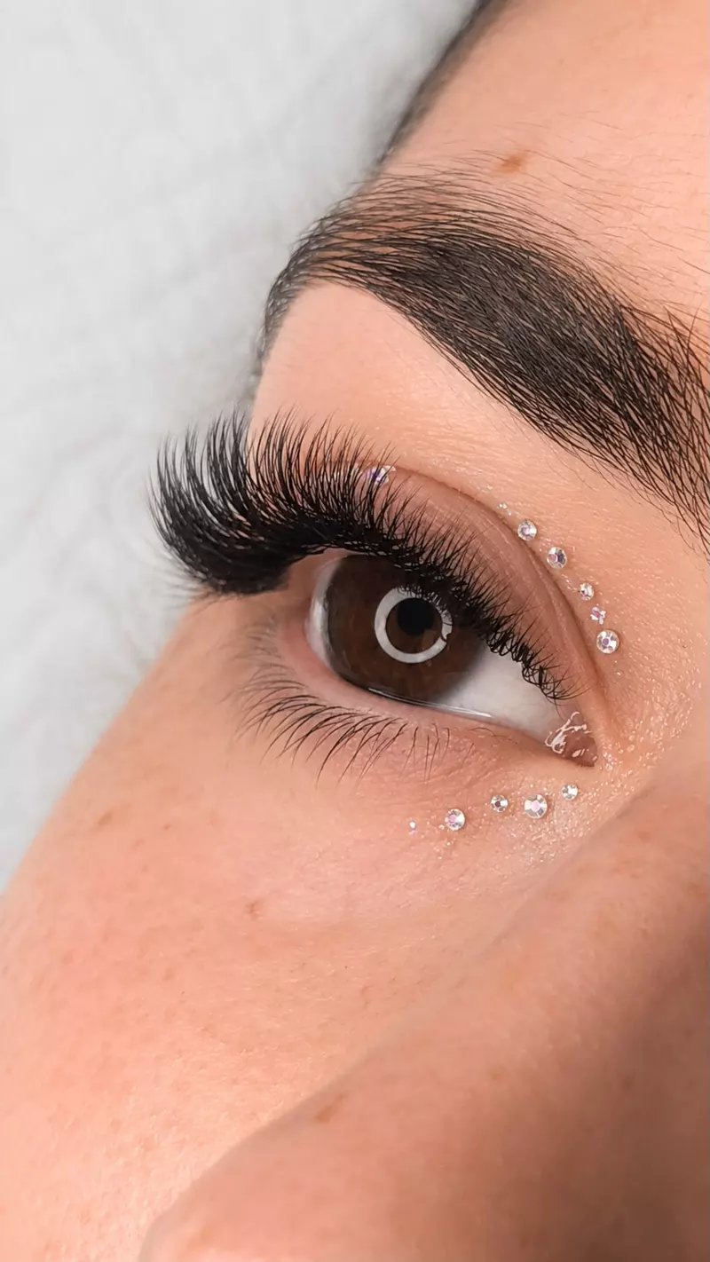 Volumen-Wimpernverlängerung mit Strasssteinen — Ergebnis bei Beauty by Alina Blum Baden-Baden