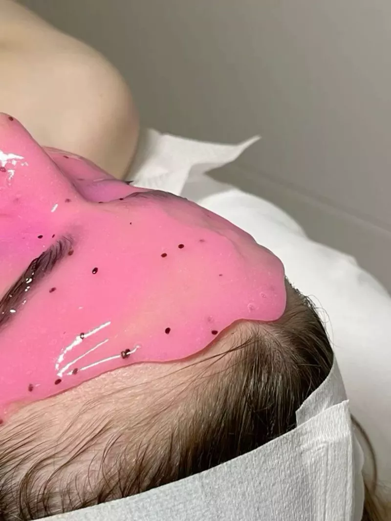 Gesichtsbehandlung mit Peeling-Maske bei Beauty by Alina Blum Baden-Baden