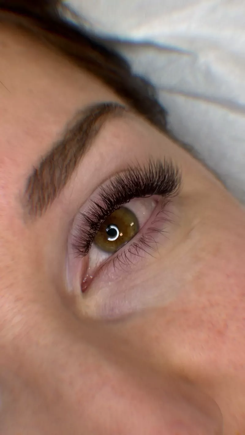 Volumen-Wimpernverlängerung in Nahaufnahme bei Beauty by Alina Blum Baden-Baden