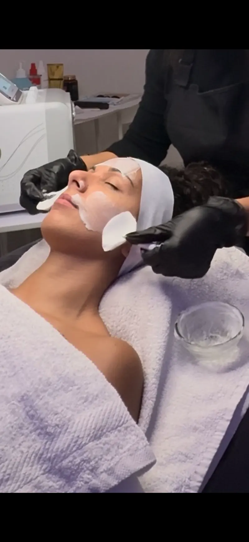 Professionelle Gesichtsbehandlung im Studio von Beauty by Alina Blum Baden-Baden